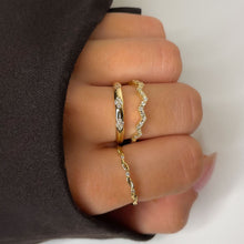 Load image into Gallery viewer, Twisted Diamond Band
